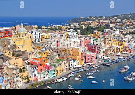 Vue aérienne sur la ville d'Amalfi avec ses bâtiments colorés et ses bateaux amarrés dans la mer Banque D'Images
