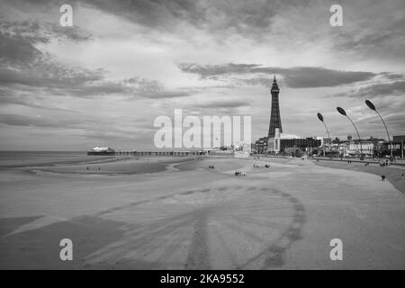 Réflexions de la grande roue sur la jetée centrale de Blackpools en direction de la tour de Blackpool Banque D'Images