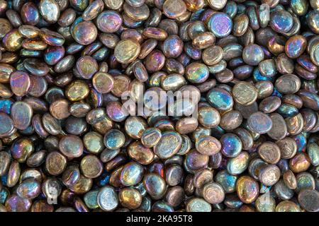 Plein cadre de particules de pierres précieuses en verre colorées. Galets décoratifs en pierre pour le revêtement dans l'aquarium ou le jardin. Gros plan extrême du tas, vue du dessus Banque D'Images