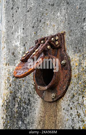 Valve en fer dans un mur de mer en béton, Morecambe, Lancashire Banque D'Images