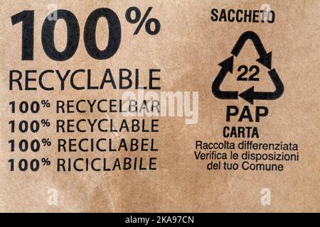 100% recyclable 22 PAP en différentes langues sur emballage de sac en papier brun d'Amazon - symbole du logo recyclage des déchets Banque D'Images