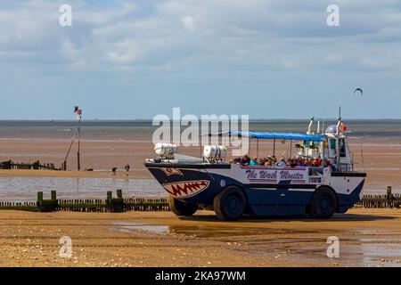 Le Wash Monster transporta des touristes lors de voyages côtiers autour du Wash depuis Hunstanton Beach, sur la côte nord de Norfolk, dans l'est de l'Angleterre britannique. Banque D'Images