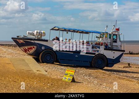 Le Wash Monster transporta des touristes lors de voyages côtiers autour du Wash depuis Hunstanton Beach, sur la côte nord de Norfolk, dans l'est de l'Angleterre britannique. Banque D'Images