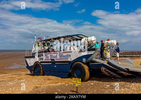 Le Wash Monster transporta des touristes lors de voyages côtiers autour du Wash depuis Hunstanton Beach, sur la côte nord de Norfolk, dans l'est de l'Angleterre britannique. Banque D'Images