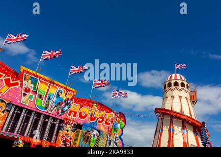 Des manèges traditionnels dans un parc d'expositions près de la plage de Hunstanton, à l'ouest de Norfolk, sur la côte est de l'Angleterre au Royaume-Uni. Banque D'Images