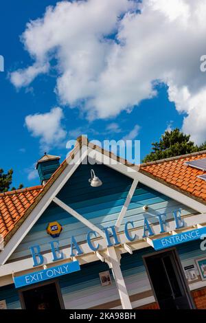 Entrée au café de plage traditionnel à Wells Next the Sea une station balnéaire sur la côte nord de Norfolk dans l'est de l'Angleterre britannique. Banque D'Images