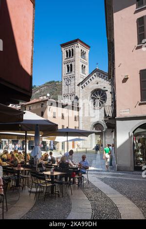 Piazza San Fedele Como, vue en été des personnes assises à des tables dans l'historique Piazza San Fedele dans la ville de Côme, Lac de Côme, Lombardie Banque D'Images