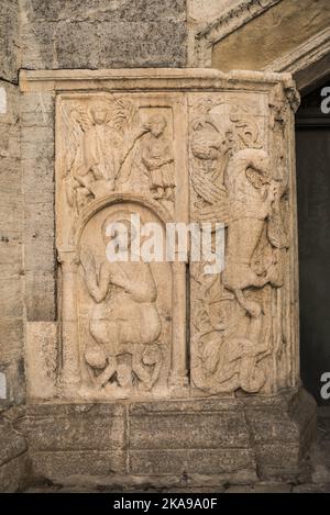 Œuvres d'art de l'église médiévale, détail de la porte ouest médiévale de la basilique San Fedele décorée avec les premiers chiffres médiévaux en pierre, ville de Côme, Italie Banque D'Images