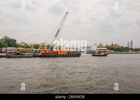Remorqueurs avec un cargo sur la rivière Chao Phraya à Bangkok Thaïlande Asie du Sud-est Banque D'Images