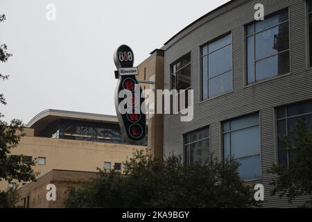 Houston, États-Unis. 1 novembre 2022. Le rappeur de Migos Takeoff a été mortellement blessé à Houston Bowling Alley le rappeur de Migos Takeoff a été mortellement abattu au billard & Bowling 810 à Houston Credit: Robert Balli/Alay Live News Banque D'Images