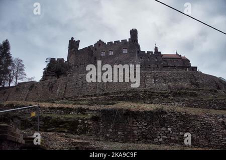 Trechtingshausen, Allemagne - 2 janvier 2021 : vue sur le château de Reichenstein, également connu sous le nom de château de Falkenburg, au-dessus du Rhin dans le Bingen F. Banque D'Images