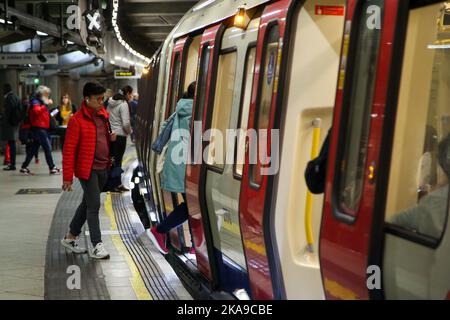 Londres, Royaume-Uni. 1st novembre 2022. Les passagers montent à bord d'un train de métro de Londres à la gare de Westminster. La prochaine grève du métro aura lieu le jeudi 10 novembre 2022, car les membres du syndicat continuent de prendre des mesures industrielles concernant le différend en cours sur la rémunération et les conditions. (Image de crédit : © Steve Taylor/SOPA Images via ZUMA Press Wire) Banque D'Images