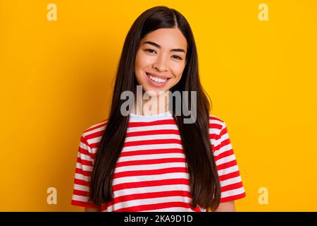 Photo de jeune femme charmante et brillante porter des vêtements rouges souriant isolé couleur jaune arrière-plan Banque D'Images