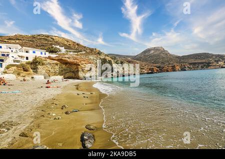 Une vue panoramique des personnes se détendant sur la plage d'Agali sur l'île de Folegandros, Grèce en été Banque D'Images