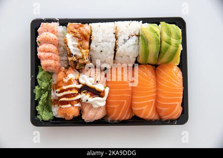 Une vue de dessus d'un appétissant assortiment de sushis Banque D'Images