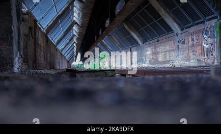 Vue sur un intérieur vide d'un bâtiment industriel abandonné Banque D'Images