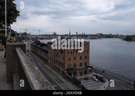 Vue sur le musée Fotografiska depuis le point de vue de Fjällgatan, situé dans le quartier de Södermalmn. En arrière-plan le paysage urbain de Stockholm. Banque D'Images