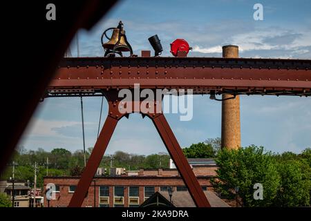 Une belle photo d'un pont rouillé par une journée ensoleillée Banque D'Images