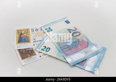 Image de certains billets de loterie nationaux à côté de deux billets de €20 sur fond blanc neutre Banque D'Images