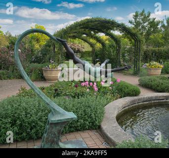 Sculpture femelle de plongée en résine de bronze 'diva' par Mark Swan MRSS à RHS Wisley Garden, Surrey, Angleterre Banque D'Images