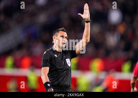 LEVERKUSEN, ALLEMAGNE - NOVEMBRE 1 : arbitre Maurizio Mariani lors du match de la Ligue des champions du groupe B entre Bayer 04 Leverkusen et le Club Brugge KV au BayArena sur 1 novembre 2022 à Leverkusen, Allemagne (photo de Joris Verwijst/Orange Pictures) Banque D'Images