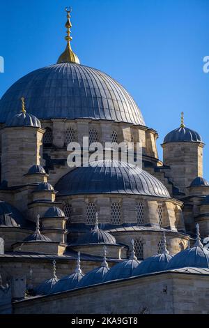 Mosquée Yeni en Turquie Istanbul à Eminonu, le toit de la nouvelle mosquée. Banque D'Images