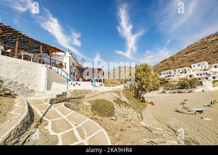 Une vue panoramique des personnes se détendant sur la plage d'Agali sur l'île de Folegandros, Grèce en été Banque D'Images