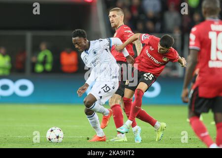 Leverkusen, Allemagne, 01/11/2022, Kamal Sowah du Club et Exequiel Palacios de Leverkusen se battent pour le ballon lors d'un match de football collectif entre l'équipe allemande de football Bayer Leverkusen et l'équipe belge de football Club Brugge KV, le mardi 01 novembre 2022 à Leverkusen, en Allemagne, le 6/6 de la scène du groupe de la Ligue des champions de l'UEFA. BELGA PHOTO BRUNO FAHY Banque D'Images