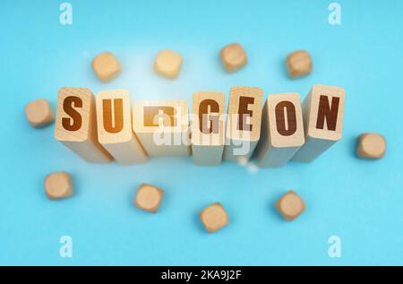 Concept de médecine. Sur fond bleu, cubes en bois et Jenga avec l'inscription - CHIRURGIEN Banque D'Images