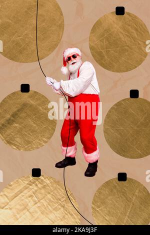 Image publicitaire de collage du Père noël amusant organiser l'événement de noël avec des jouets festifs ornements tingels Banque D'Images