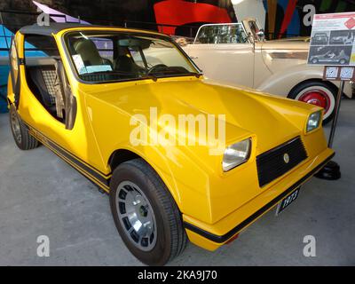 Avellaneda, Argentine - 7 mai 2022 : ancienne voiturette jaune Renault Puelche Iguana 1973 dans un entrepôt. Vue avant. Expo Fierro 2022 salon de voiture classique. Banque D'Images