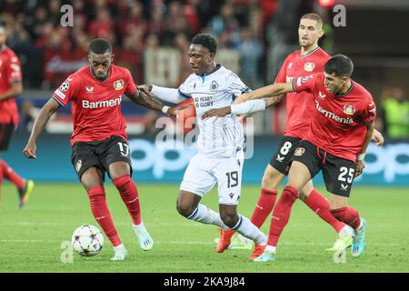 Leverkusen, Allemagne, 01/11/2022, Callum Hudson-Odoi de Leverkusen, Kamal Sowah du Club et Exequiel Palacios de Leverkusen se battent pour le ballon lors d'un match de football collectif entre l'équipe allemande de football Bayer Leverkusen et l'équipe belge de football Club BRUGGE KV, le mardi 01 novembre 2022 à Leverkusen, Allemagne Le 6/6 jour de la scène du groupe de la Ligue des champions de l'UEFA. BELGA PHOTO BRUNO FAHY Banque D'Images