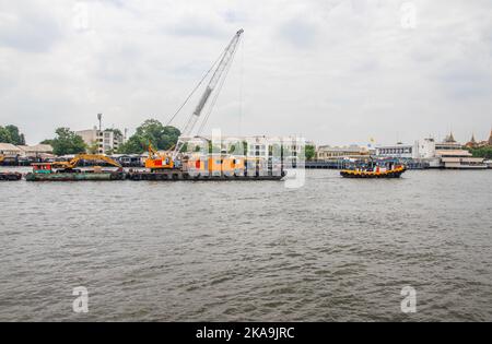 Remorqueurs avec un cargo sur la rivière Chao Phraya à Bangkok Thaïlande Asie du Sud-est Banque D'Images
