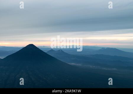 Le lever du soleil sur une chaîne de montagnes et le volcan Agua du volcan Acatenango, Antigua, Guatemala Banque D'Images