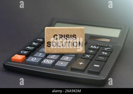 Concept d'entreprise. Il y a un signe sur la calculatrice qui dit - solution de crise Banque D'Images