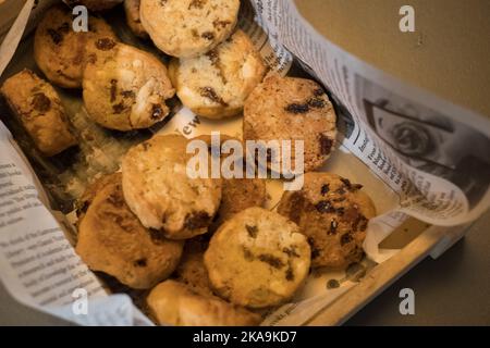 panier rempli de biscuits au chocolat lors d'un buffet pour un événement d'entreprise Banque D'Images