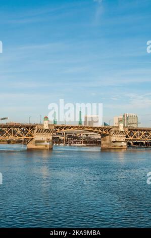 Vue sur le pont Burnside sur la rivière Willamette à Portland, Oregon. Banque D'Images