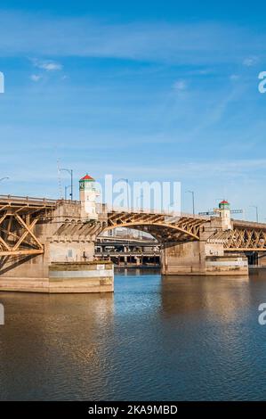 Vue sur le pont Burnside sur la rivière Willamette à Portland, Oregon. Banque D'Images