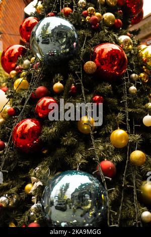 Vue partielle verticale d'un arbre de Noël décoré à l'extérieur Banque D'Images