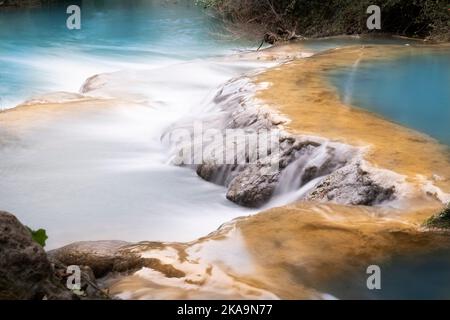 petites cascades de sequensa en toscane produites par la rivière elsa Banque D'Images