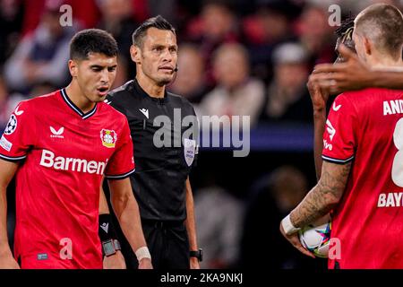 LEVERKUSEN, ALLEMAGNE - NOVEMBRE 1 : arbitre Maurizio Mariani, L2 lors du match de la Ligue des champions de l'UEFA entre Bayer 04 Leverkusen et le Club Brugge KV au BayArena sur 1 novembre 2022 à Leverkusen, Allemagne (photo de Joris Verwijst/Orange Pictures) Banque D'Images