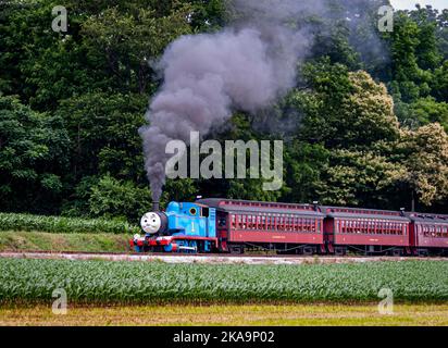 Strasburg, Pennsylvanie. 48 juin 2021 - vue de Thomas le train tirant des voitures de passagers soufflant de la fumée et de la vapeur lors d'une journée ensoleillée Banque D'Images