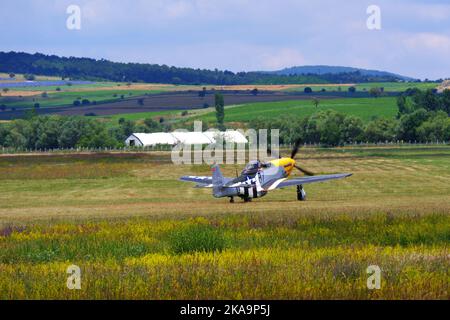 Avions ayant un taxi sur l'herbe pour décoller du champ dans une journée ensoleillée à l'extérieur Banque D'Images