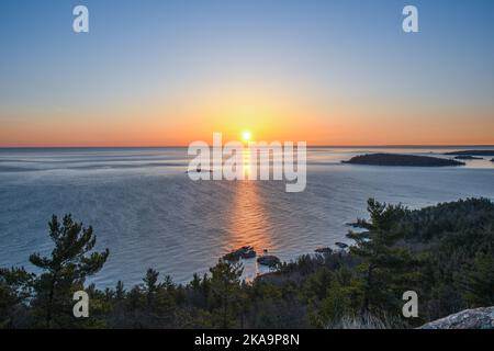 Cette photo capture le moment de la journée au-dessus des eaux cristallines du lac supérieur Banque D'Images