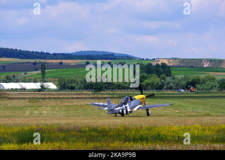 Avions ayant un taxi sur l'herbe pour décoller du champ dans une journée ensoleillée à l'extérieur Banque D'Images