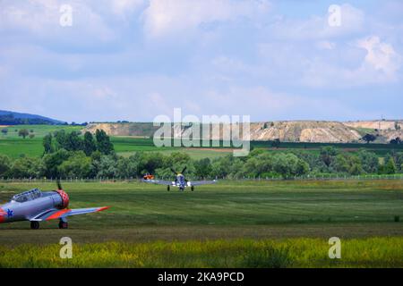 Avions ayant un taxi sur l'herbe pour décoller du champ dans une journée ensoleillée à l'extérieur Banque D'Images