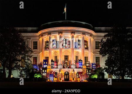 Washington, États-Unis d'Amérique. 31st octobre 2022. Washington, États-Unis d'Amérique. 31 octobre 2022. La Maison Blanche a éclairé et décoré pour la célébration annuelle de l'Halloween sur la pelouse sud, 31 octobre 2022, à Washington, DC. L'événement comprenait des enfants de pompiers, d'infirmières, de policiers et de membres de la Garde nationale. Crédit : Adam Schultz/White House photo/Alay Live News Banque D'Images
