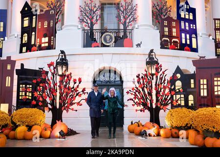 Washington, États-Unis d'Amérique. 31st octobre 2022. Washington, États-Unis d'Amérique. 31 octobre 2022. Le président américain Joe Biden et la première dame Jill Biden saluent les trick-or-traiteurs alors qu'ils sortent de l'entrée diplomatique pour la célébration annuelle de l'Halloween sur la pelouse sud de la Maison Blanche, 31 octobre 2022 à Washington, DC l'événement comprenait des enfants de pompiers, infirmières, Les policiers et les membres de la Garde nationale. Crédit : Adam Schultz/White House photo/Alay Live News Banque D'Images