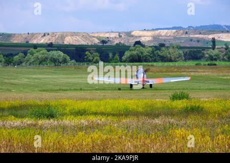 L'avion est prêt pour le décollage sur les collines. En attendant sur l'herbe en plein air dans la nature Banque D'Images