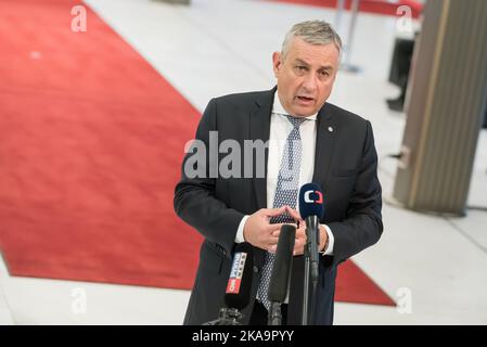 Prague, République tchèque. 31st octobre 2022. Le ministre tchèque de l'Industrie et du Commerce, Jozef Sikela, s'adresse aux médias avant la réunion informelle des ministres européens du Commerce à Prague. Les principaux thèmes de la réunion sont l'importance géostratégique du commerce dans le contexte de l'agression russe en Ukraine, les relations commerciales entre l'UE et les États-Unis et le commerce numérique. Crédit : SOPA Images Limited/Alamy Live News Banque D'Images